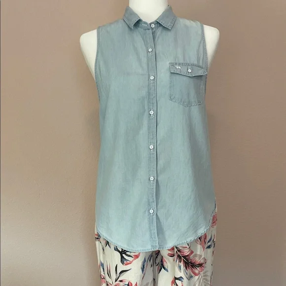 Abercrombie & Fitch Light Blue Sleeveless Button Down Shirt - Picture 1 of 3